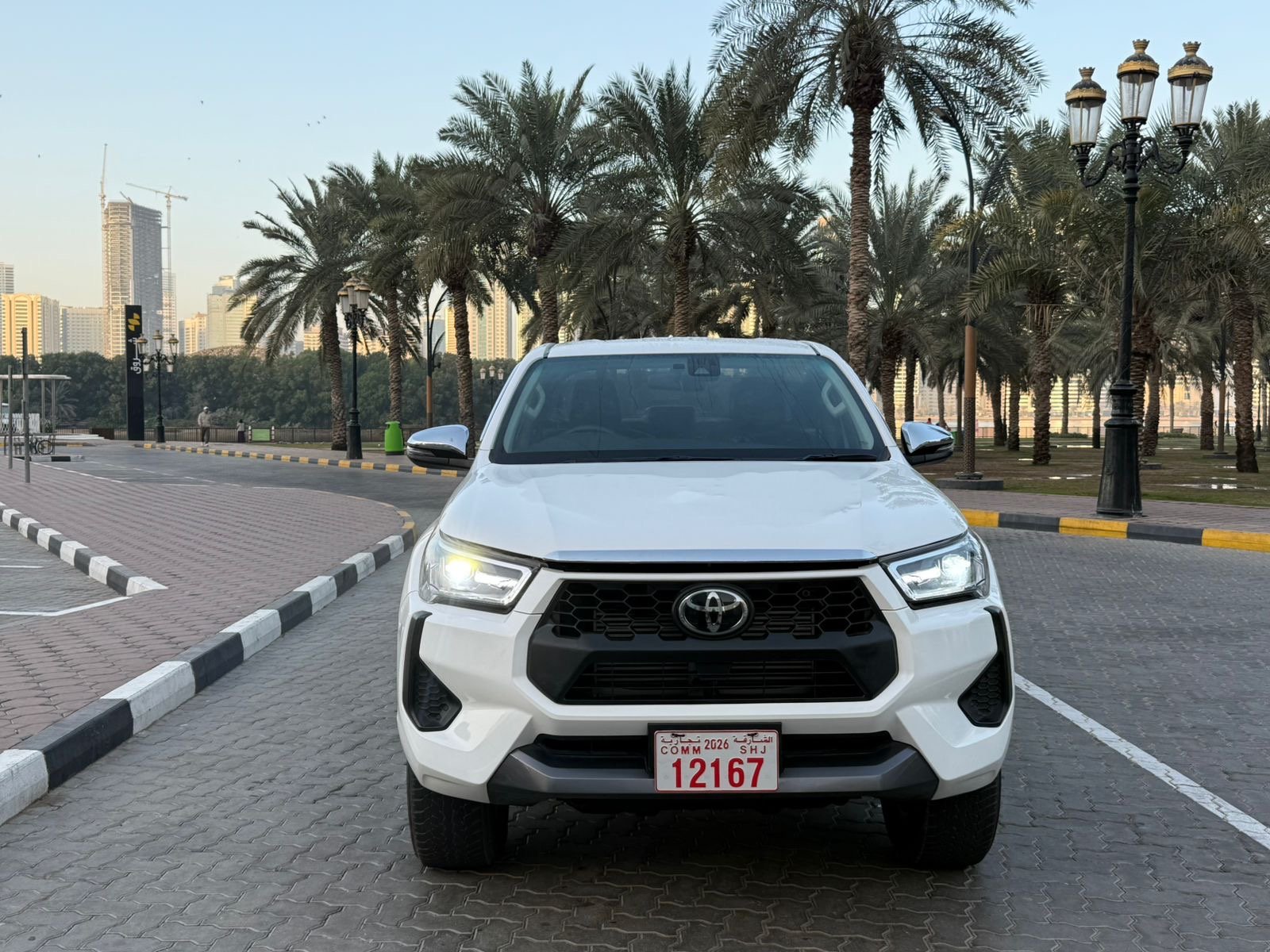 Toyota Hilux SR5 2024 White image